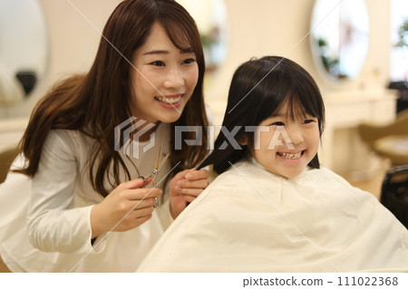 女孩在美容院剪頭髮 111022368
