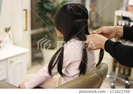 Girl getting her hair cut at a beauty salon Hair donation image Girl getting her hair cut at a beauty salon Hair donation image 111022398