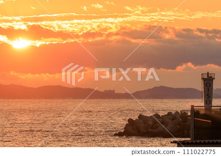 大磯港和燈塔在美麗的日出。神奈川縣那珂郡大磯町照崎海灘。攝於 2023 年 10 月 21 日。 111022775