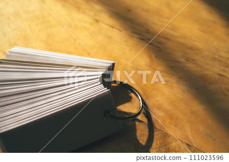 用字彙卡學習的特寫照片 111023596