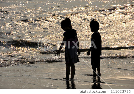 沙灘上的兄弟剪影，海邊的光輝 111023755