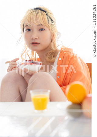 年輕的金髮女郎吃酸奶 111024261