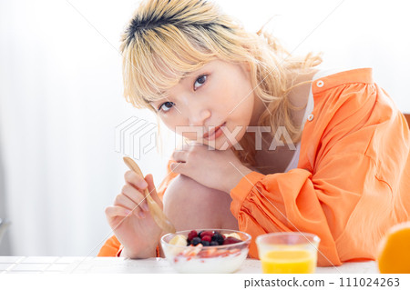 年輕的金髮女郎吃酸奶 111024263