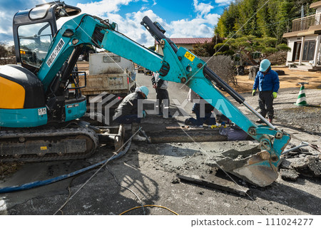 Pavement road excavation work using a hydraulic excavator Pavement road excavation work using a hydraulic excavator 111024277