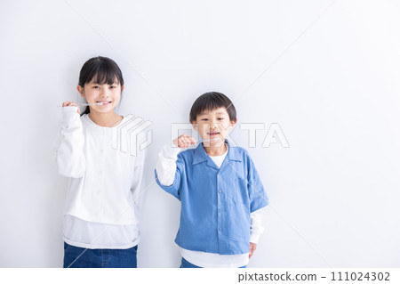 child brushing teeth 111024302