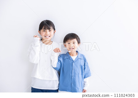 child brushing teeth child brushing teeth 111024303