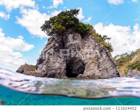 美麗的 Hirizo 海灘大海和珊瑚礁的半水攝影。從靜岡縣伊豆半島加茂郡南伊豆町中木乘渡輪經過的埼三海灘 美麗的 Hirizo 海灘大海和珊瑚礁的半水攝影。從靜岡縣伊豆半島加茂郡南伊豆町中木乘渡輪經過的埼三海灘 111024452