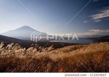 從全景平台看到秋天的富士山和山中湖 111024687