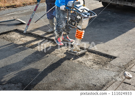 Road construction: backfilling and compaction with tamping grammer Road construction: backfilling and compaction with tamping grammer 111024933