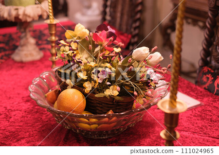 餐桌上的裝飾品和水果 111024965