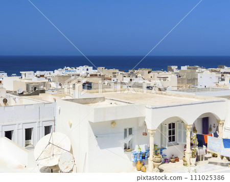 Mahdia, Tunisia White-walled houses and blue sea / Mahdia, Tunisia Mahdia, Tunisia White-walled houses and blue sea / Mahdia, Tunisia 111025386