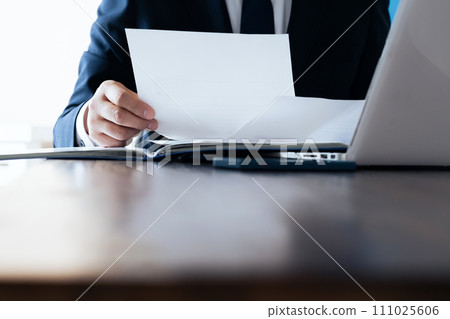 比較文件和數據的商人 比較文件和數據的商人 111025606