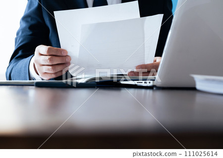 比較文件和數據的商人 111025614