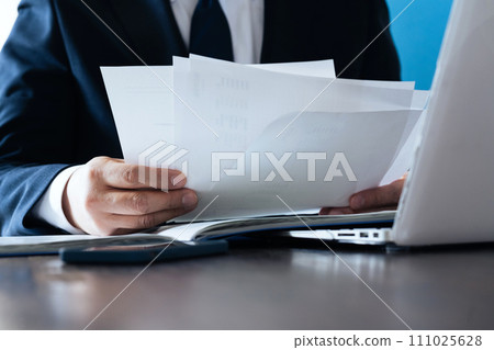 比較文件和數據的商人 比較文件和數據的商人 111025628