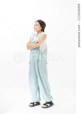 穿著工作服的年輕女子 111026068