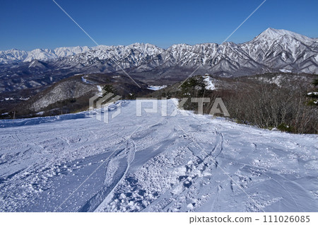 戶隱滑雪場的壯麗景色:戶隱山脈、北阿爾卑斯山背後的立山山脈、白馬三山等。 戶隱滑雪場的壯麗景色:戶隱山脈、北阿爾卑斯山背後的立山山脈、白馬三山等。 111026085