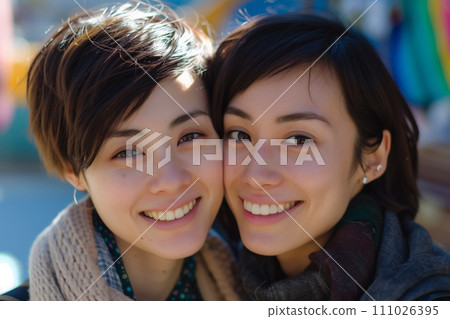 AI 生成的一對女同性戀情侶微笑著擁抱的圖像 AI 生成的一對女同性戀情侶微笑著擁抱的圖像 111026395