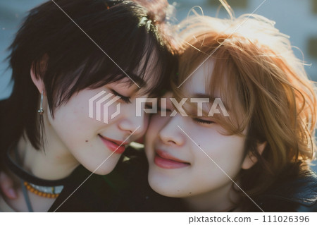 AI 生成的一對女同性戀情侶微笑著擁抱的圖像 111026396