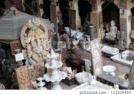 Shop selling Indian antiques and reproductions among a plethora of shops for tourists in Jaipur, Rajasthan, India 111026480