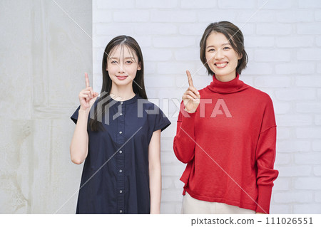 女性舉起食指擺姿勢 111026551