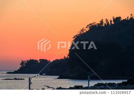 伊豆大島岡田港美麗的黎明。在東京灣-伊豆諸島航線上的東海汽船 Salvia Maru 上。 2023 年 11 月 111026917