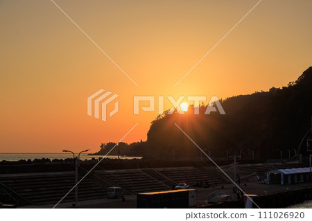 伊豆大島岡田港美麗的黎明。在東京灣-伊豆諸島航線上的東海汽船 Salvia Maru 上。 2023 年 11 月 111026920