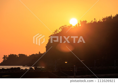 伊豆大島岡田港美麗的黎明。在東京灣-伊豆諸島航線上的東海汽船 Salvia Maru 上。 2023 年 11 月 111026921