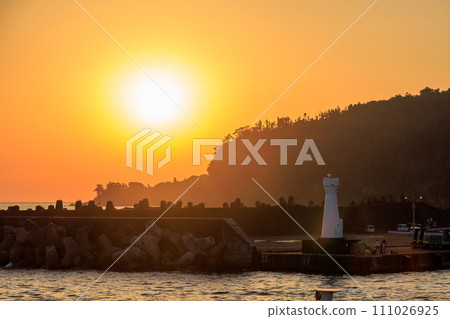 伊豆大島岡田港美麗的黎明。在東京灣-伊豆諸島航線上的東海汽船 Salvia Maru 上。 2023 年 11 月 111026925