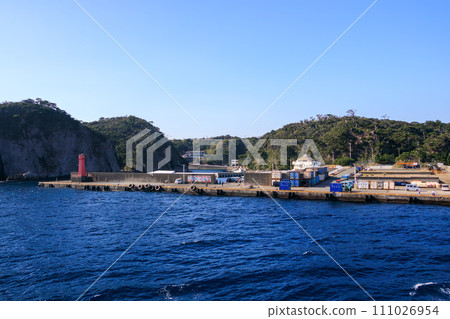 The beautiful blue sea of Shikinejima and Nobushi Port. On board Tokai Kisen's Salvia Maru on the Tokyo Bay-Izu Islands route. November 2023 111026954