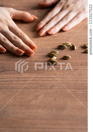 Cardamom and table image at hand 111027022