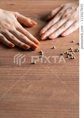 White pepper and table image at hand 111027035