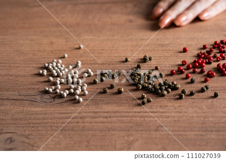 Pepper and table image at hand 111027039