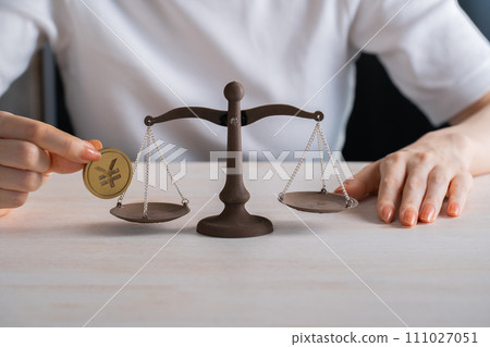 Yen exchange image (gold coins and scales) 111027051