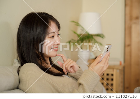 在床上使用智慧型手機的女人 111027116