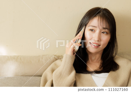 在床上使用智慧型手機的女人 111027160