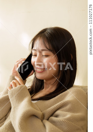 在床上使用智慧型手機的女人 111027176