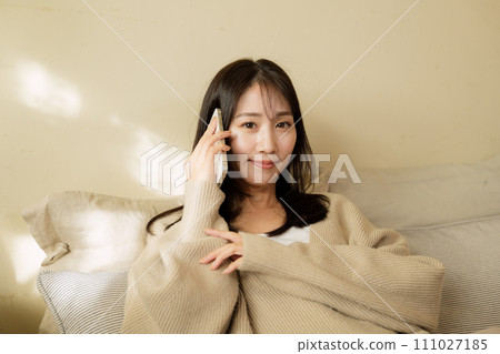 在床上使用智慧型手機的女人 在床上使用智慧型手機的女人 111027185