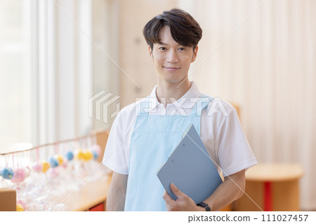 一位男托兒所老師的肖像 111027457