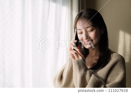 窗邊打電話的女人 窗邊打電話的女人 111027638