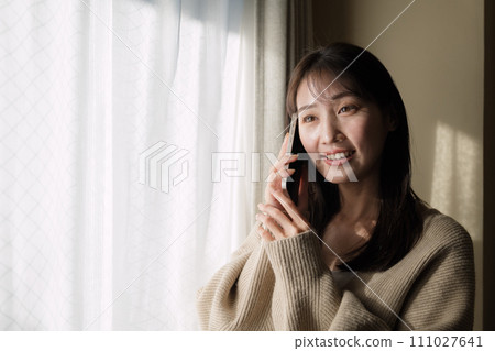 窗邊打電話的女人 窗邊打電話的女人 111027641