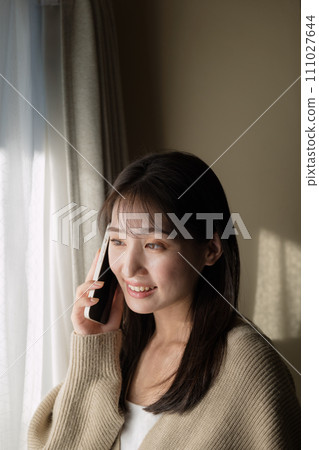 窗邊打電話的女人 窗邊打電話的女人 111027644