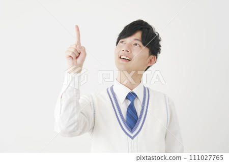 高中男孩向上指著，白色背景 111027765