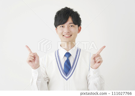指向左和右的高中男孩，白色背景 111027766