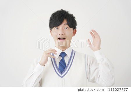 驚訝的高中男孩白色背景 111027777