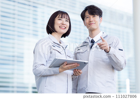 Business portrait of men and women wearing work clothes Business portrait of men and women wearing work clothes 111027806