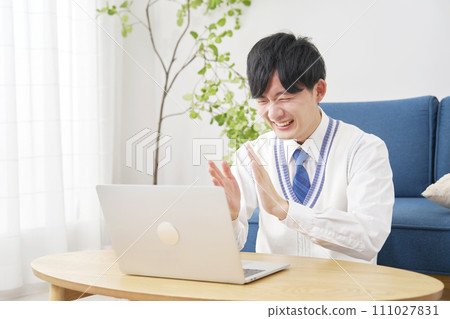 高中男孩在客廳用筆記型電腦觀看視頻 111027831