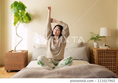 一個女人在床上放鬆 111027902