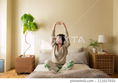 一個女人在床上放鬆 111027910