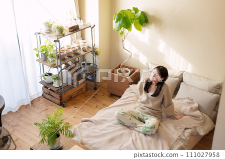 一個女人在床上放鬆 111027958