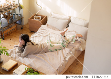 一個女人在床上放鬆 111027983